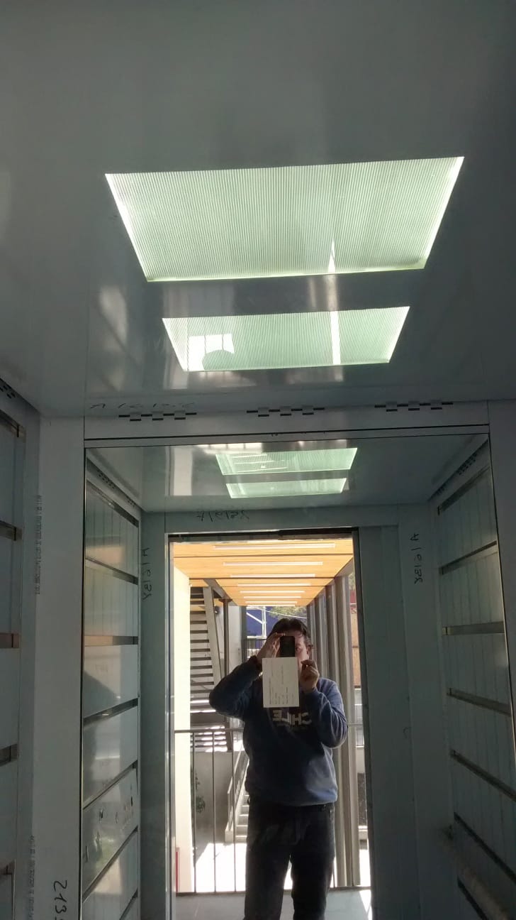 Extractor eólico montado sobre estructura metálica