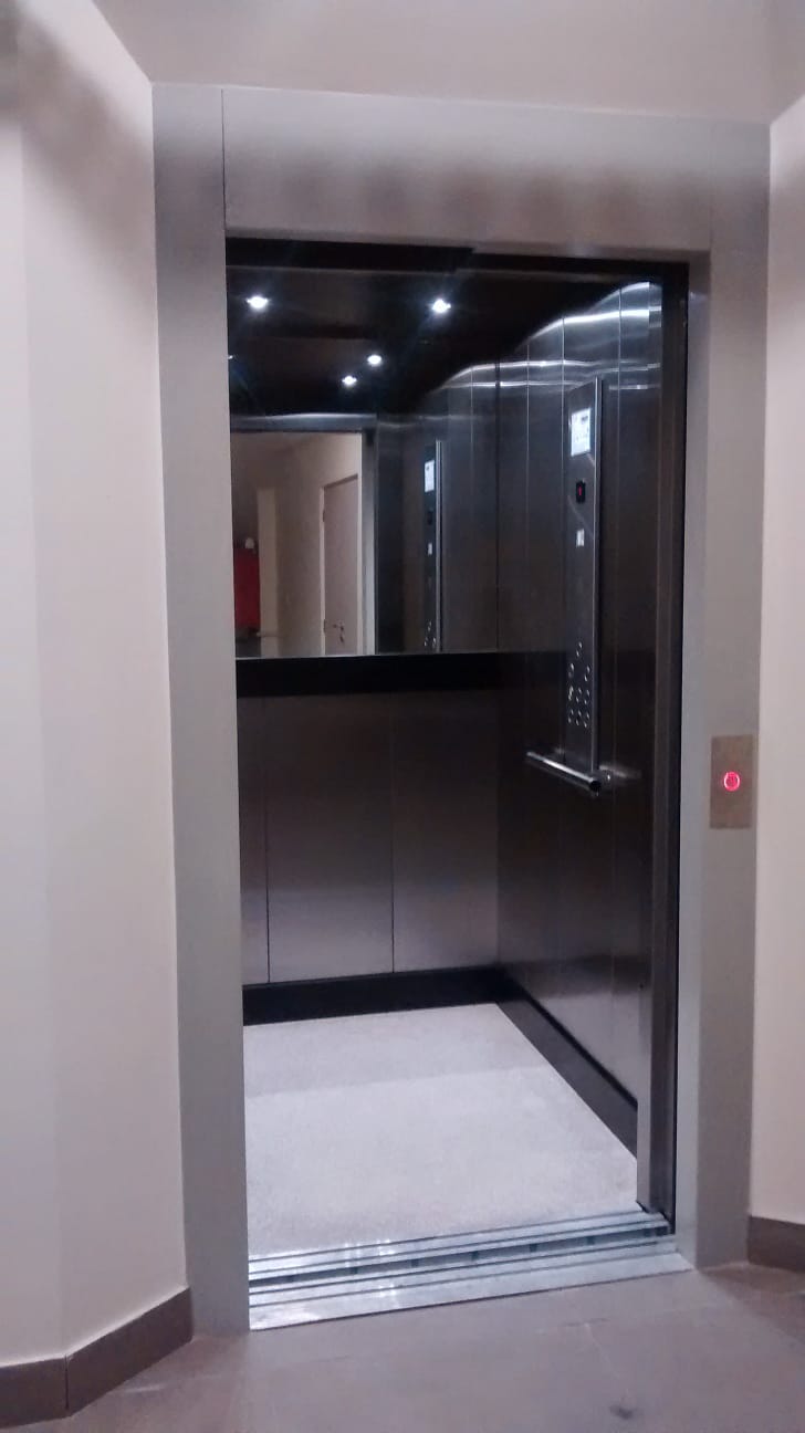 Extractor eólico de gran diámetro en bodega